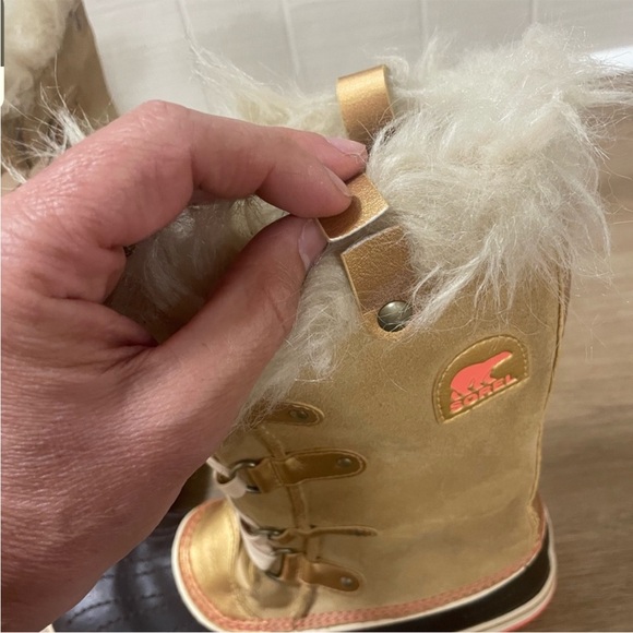 Sorel tan and gold Winter Boots with faux fur size 7 - Picture 13 of 13